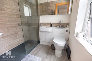 Ensuite - click for photo gallery